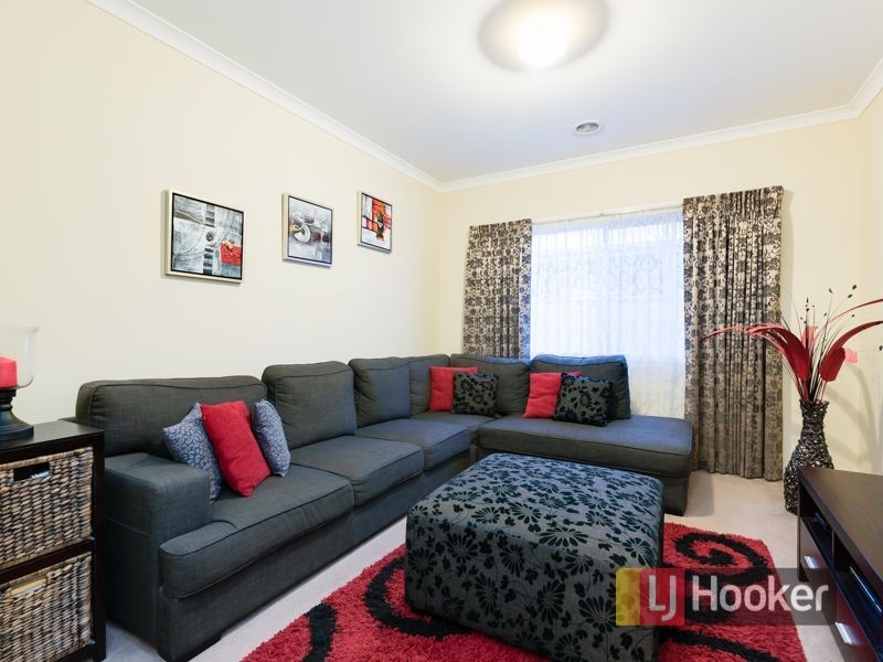 8 Silverleaf Crescent, Officer VIC 3809