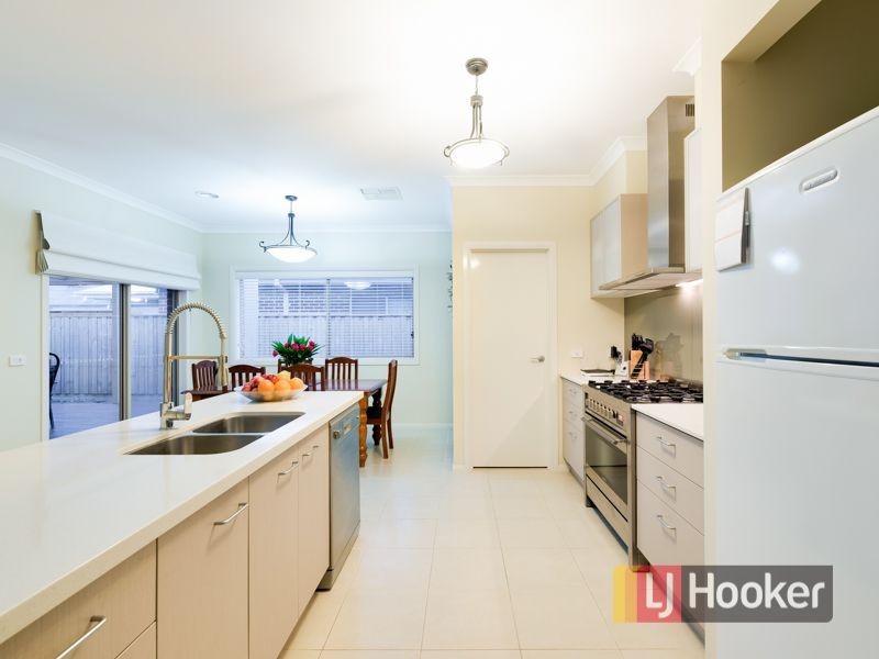 8 Silverleaf Crescent, Officer VIC 3809