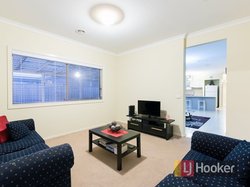8 Silverleaf Crescent, Officer VIC 3809