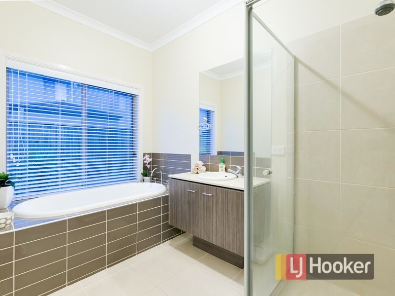 8 Silverleaf Crescent, Officer VIC 3809