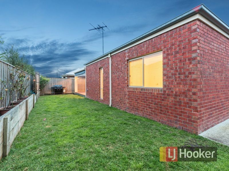 8 Silverleaf Crescent, Officer VIC 3809