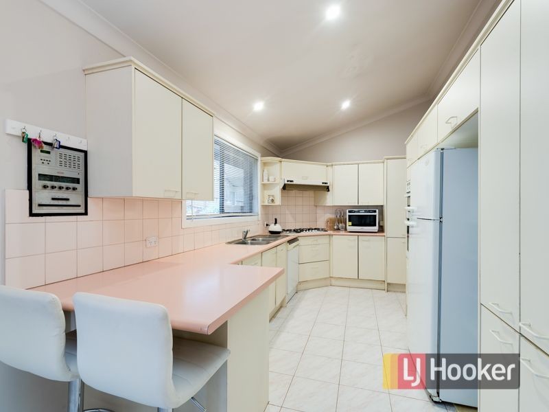 16 Lawson Way, Endeavour Hills VIC 3802