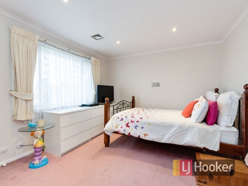 16 Lawson Way, Endeavour Hills VIC 3802