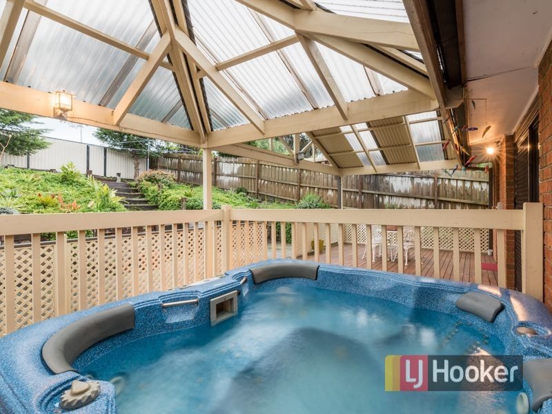 16 Lawson Way, Endeavour Hills VIC 3802