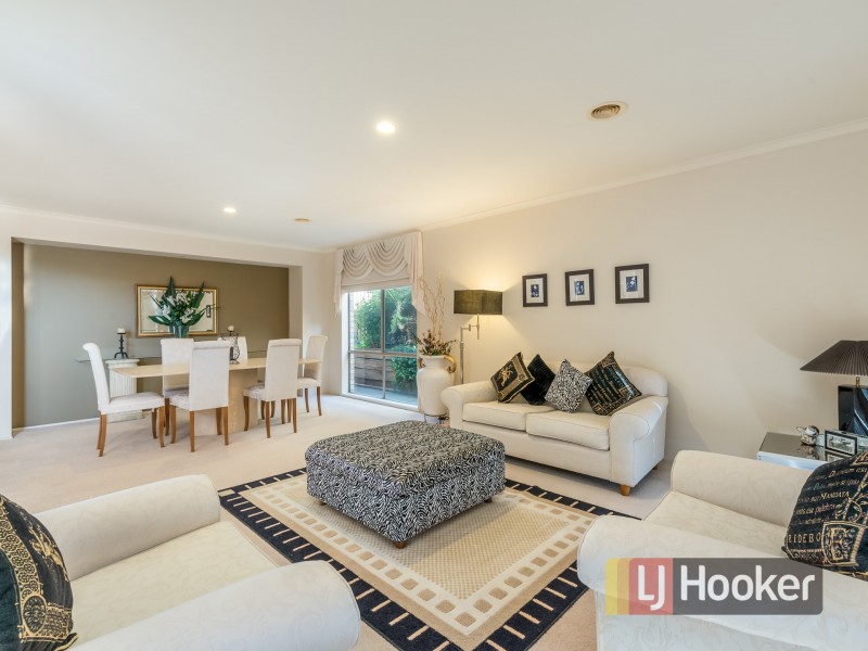 17 Renee Avenue, Endeavour Hills VIC 3802