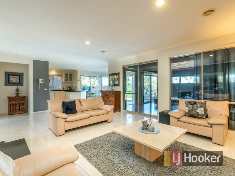 17 Renee Avenue, Endeavour Hills VIC 3802