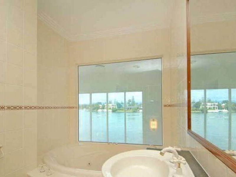 1/24 Sunset Blvd, Surfers Paradise QLD 4217