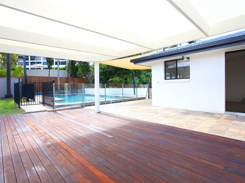 10 Ocean View St, Benowa QLD 4217