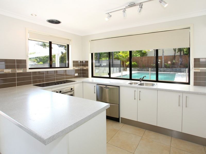 10 Ocean View St, Benowa QLD 4217