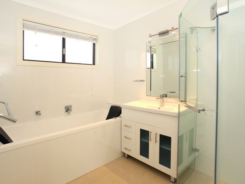 10 Ocean View St, Benowa QLD 4217