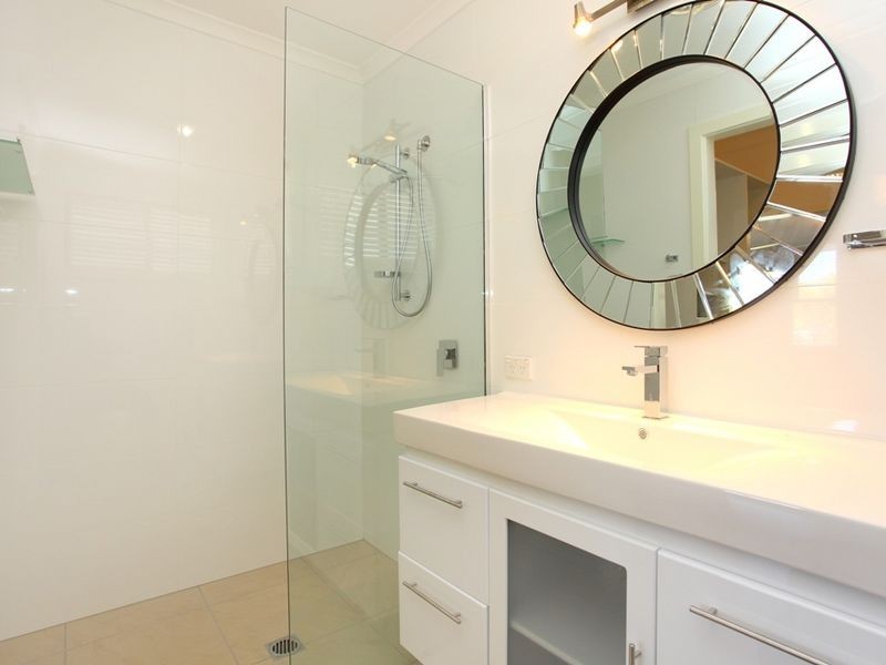 10 Ocean View St, Benowa QLD 4217