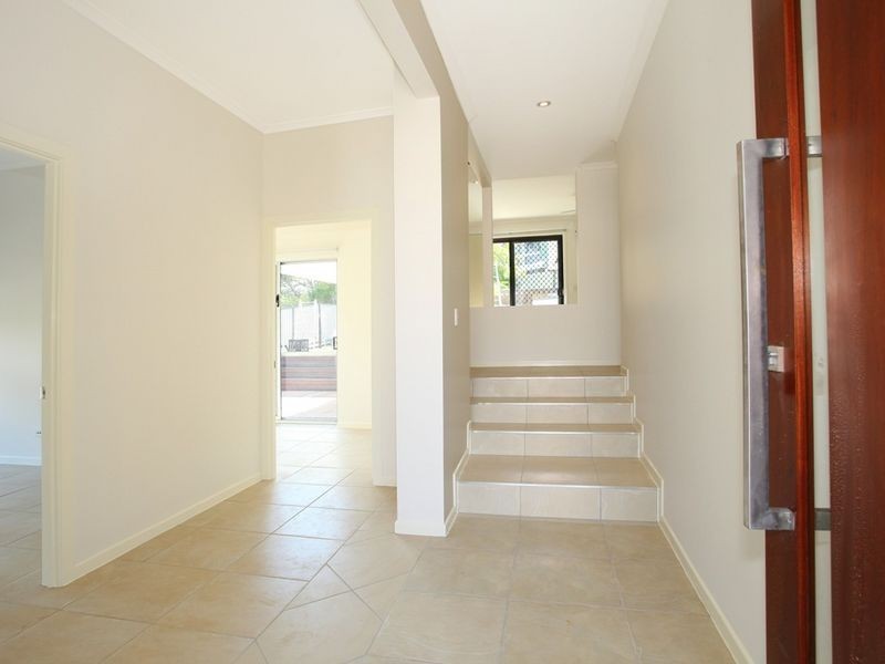 10 Ocean View St, Benowa QLD 4217