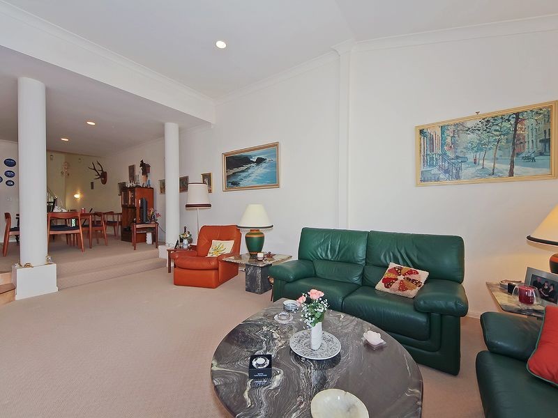 2/125 Santa Cruz Boulevard, Clear Island Waters QLD 4226