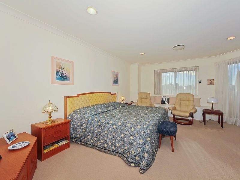 2/125 Santa Cruz Boulevard, Clear Island Waters QLD 4226