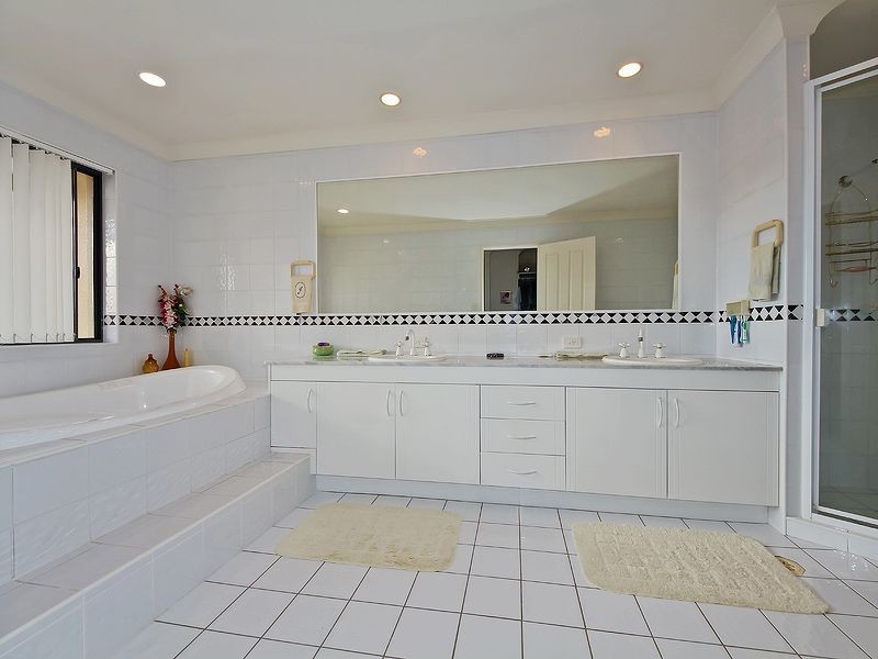 2/125 Santa Cruz Boulevard, Clear Island Waters QLD 4226