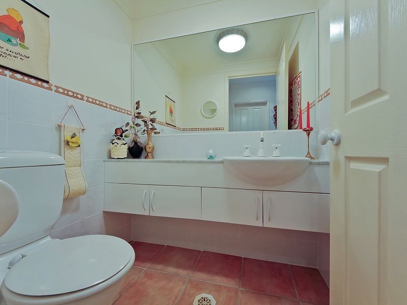 2/125 Santa Cruz Boulevard, Clear Island Waters QLD 4226