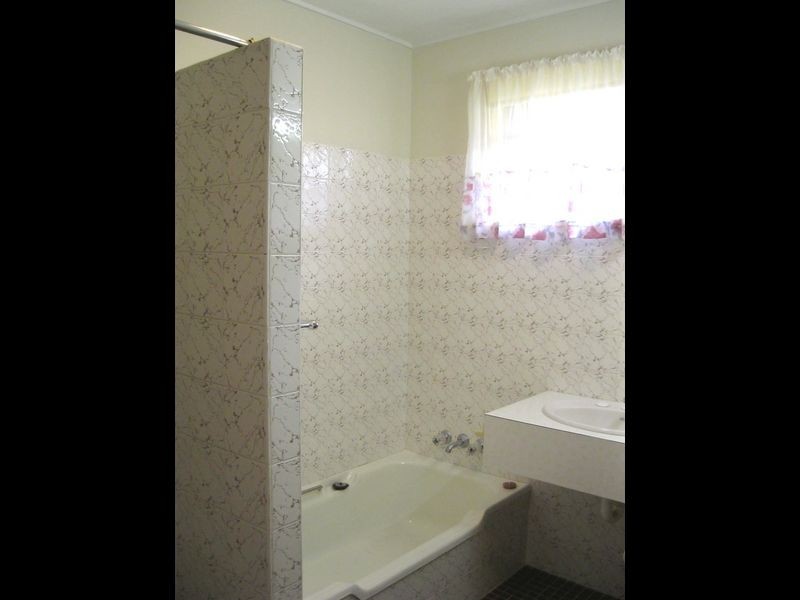 24 Paradise Ave, Miami QLD 4220