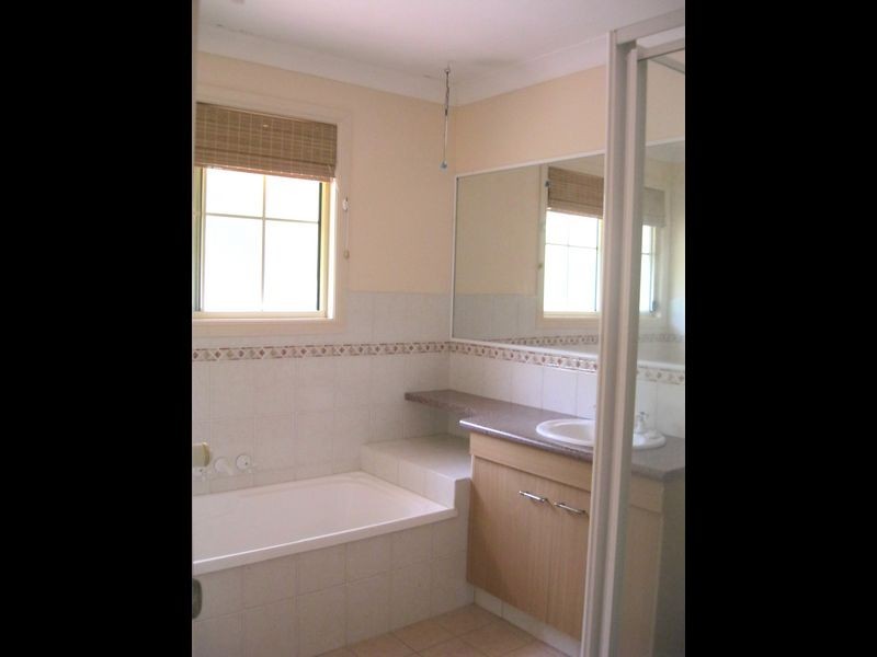 4 Tea Garden Pl, Robina QLD 4226
