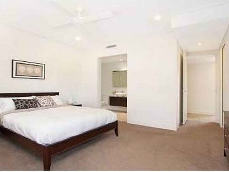 8 Murlong Cres, Palm Beach QLD 4221