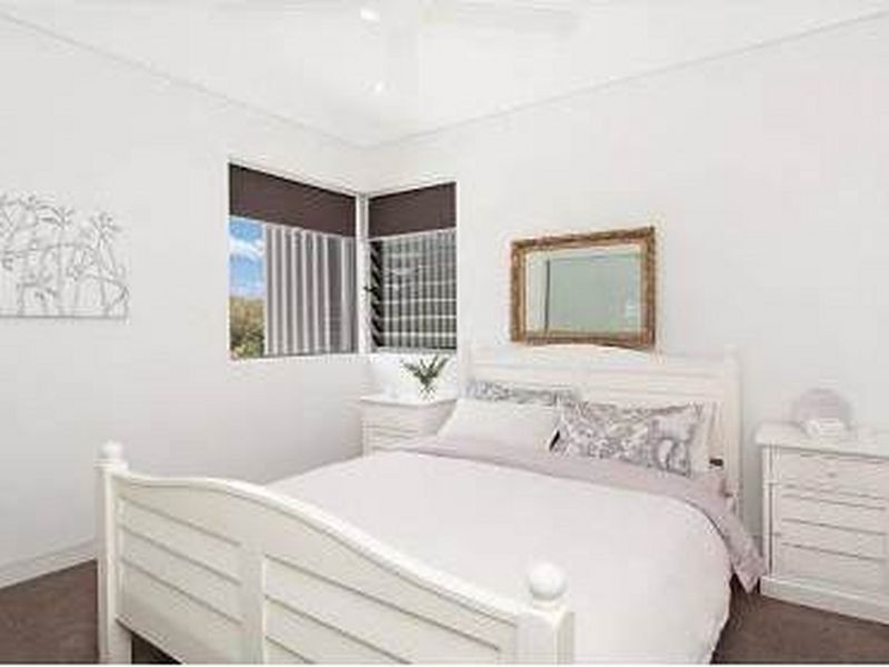 8 Murlong Cres, Palm Beach QLD 4221