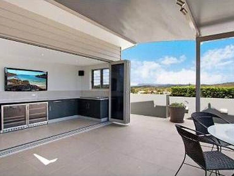 8 Murlong Cres, Palm Beach QLD 4221