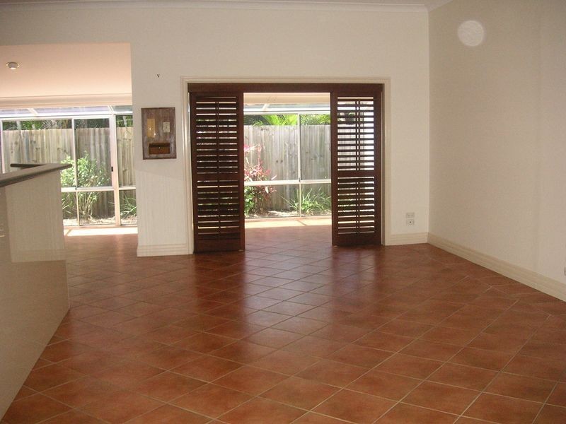 18 Karabella Crt, Mermaid Waters QLD 4218