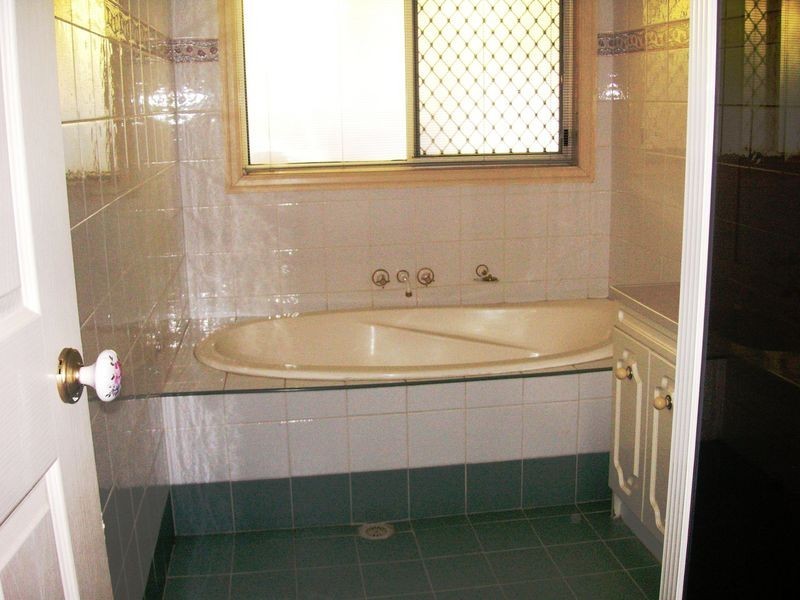 18 Karabella Crt, Mermaid Waters QLD 4218