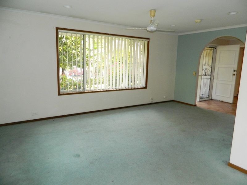 12 Normanby St, Mermaid Waters QLD 4218