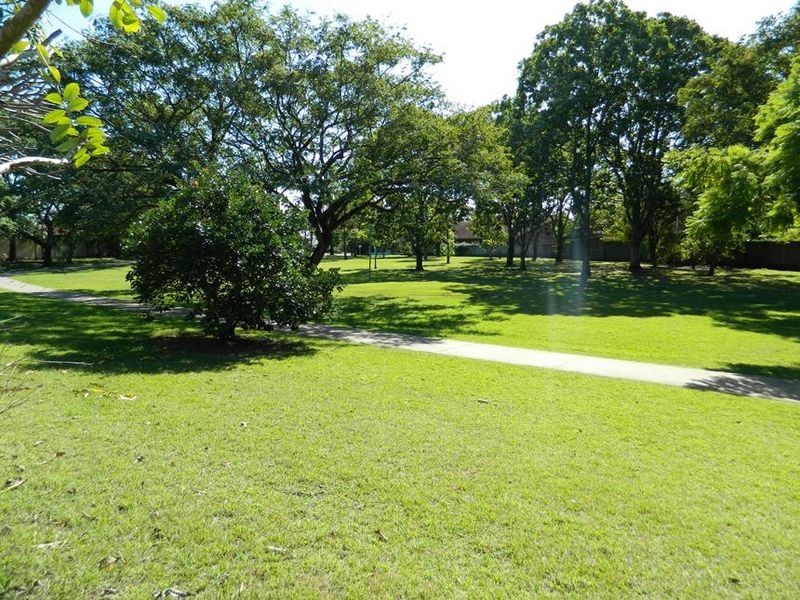 12 Normanby St, Mermaid Waters QLD 4218