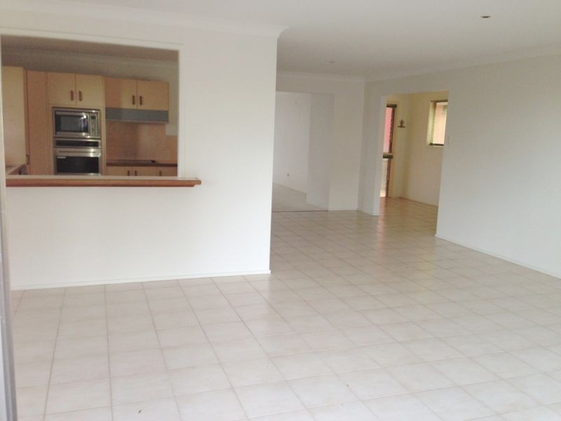 4 Harmes Pl, Tallebudgera QLD 4228