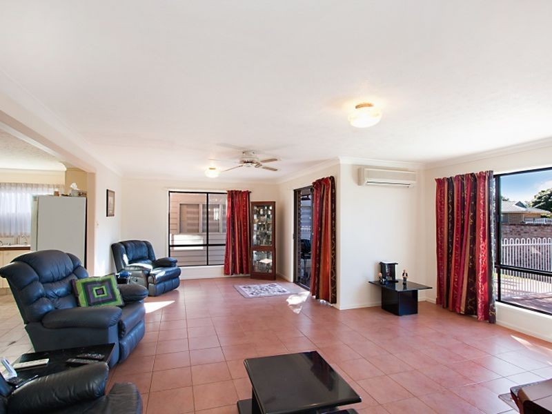 2 Holbrook Way, Elanora QLD 4221