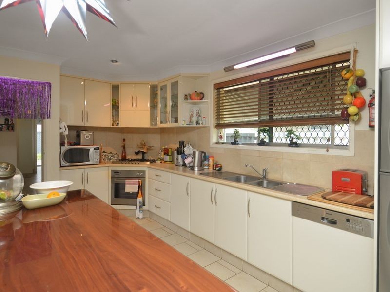 2 Kingfisher Crescent, Burleigh Waters QLD 4220