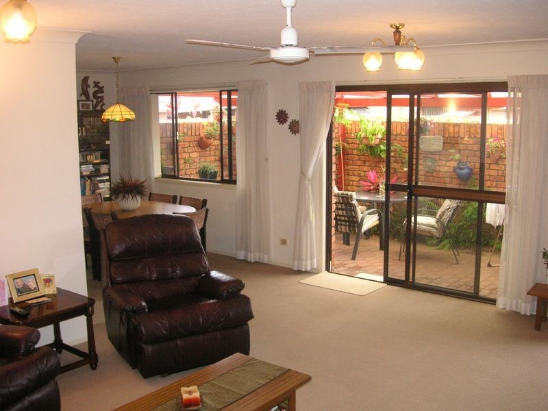 2/4 Redleaf Court, Burleigh Waters QLD 4220