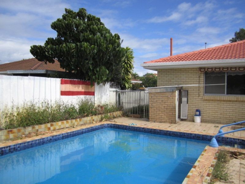 104 Sunshine Boulevard, Mermaid Waters QLD 4218