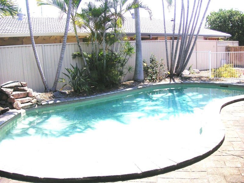 18 Karabella Crt, Mermaid Waters QLD 4218