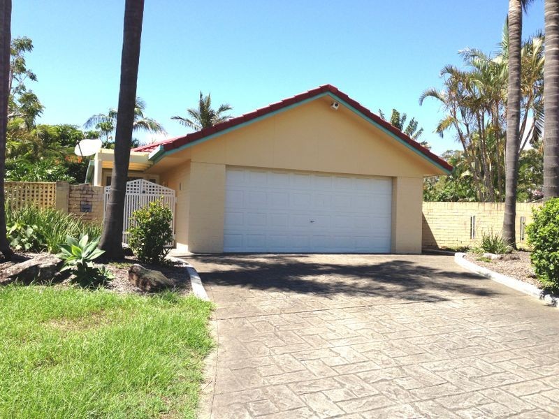 18 Karabella Crt, Mermaid Waters QLD 4218