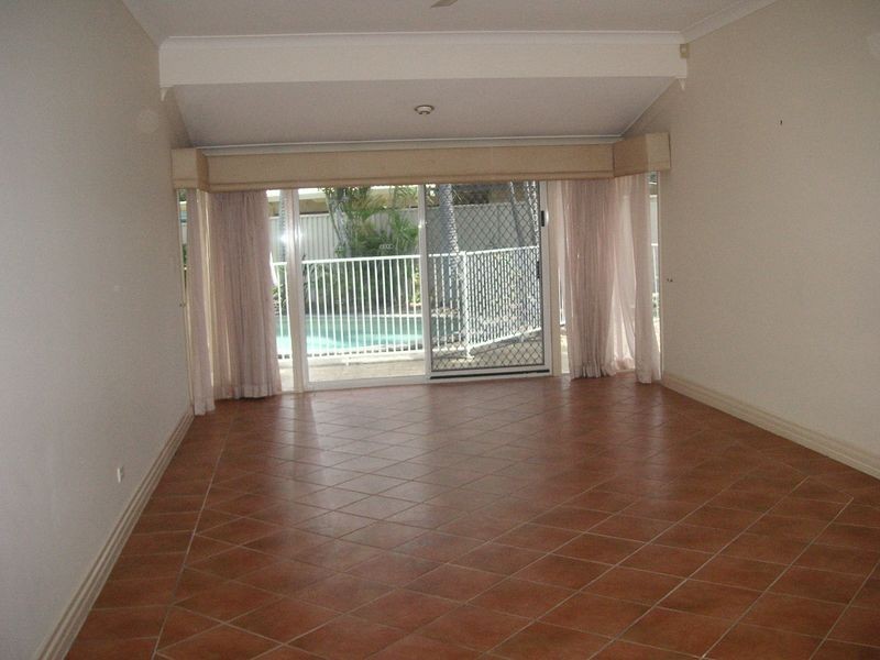 18 Karabella Crt, Mermaid Waters QLD 4218
