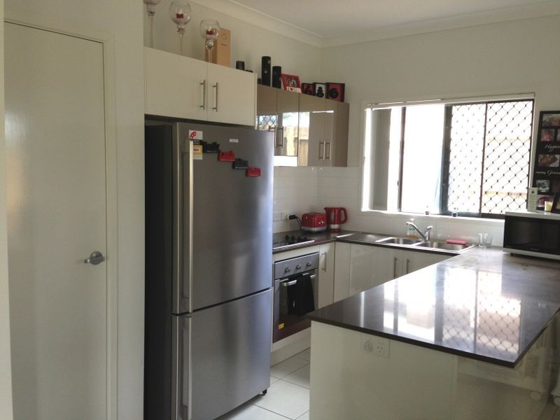 8 Greenlands Dr, Varsity Lakes QLD 4227