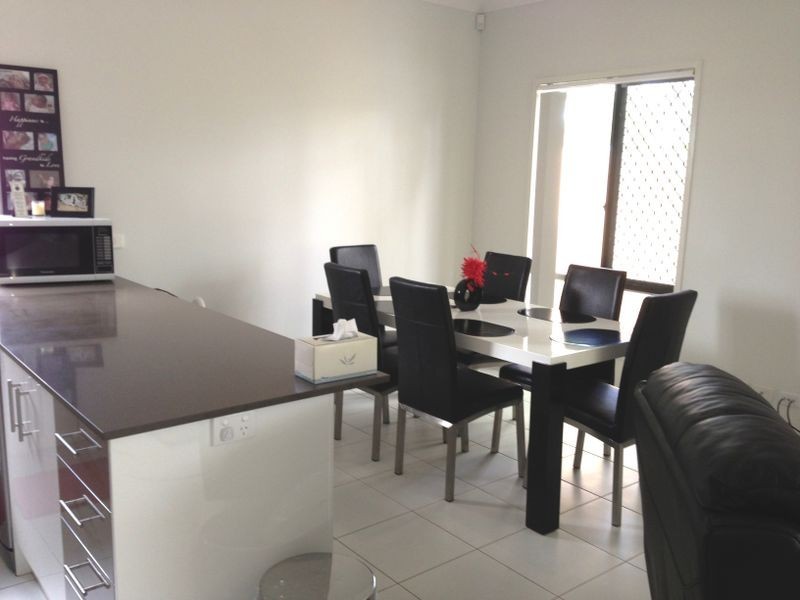 8 Greenlands Dr, Varsity Lakes QLD 4227