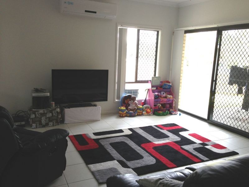 8 Greenlands Dr, Varsity Lakes QLD 4227