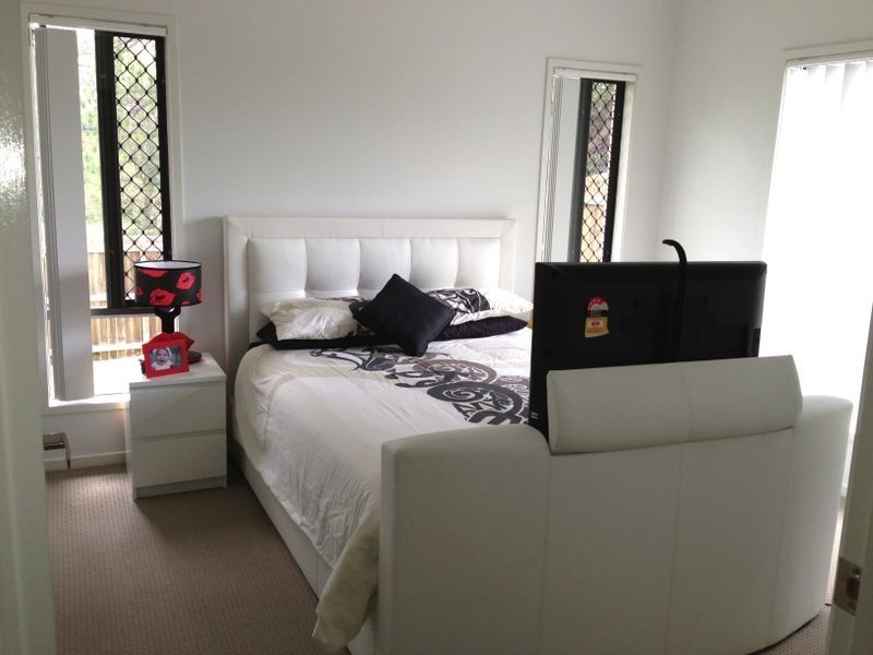 8 Greenlands Dr, Varsity Lakes QLD 4227