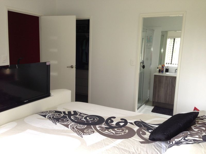 8 Greenlands Dr, Varsity Lakes QLD 4227