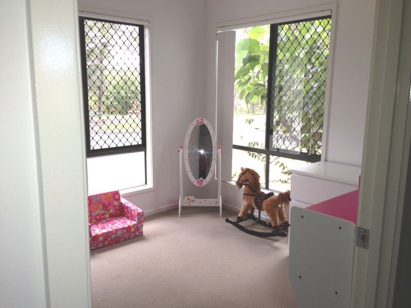 8 Greenlands Dr, Varsity Lakes QLD 4227