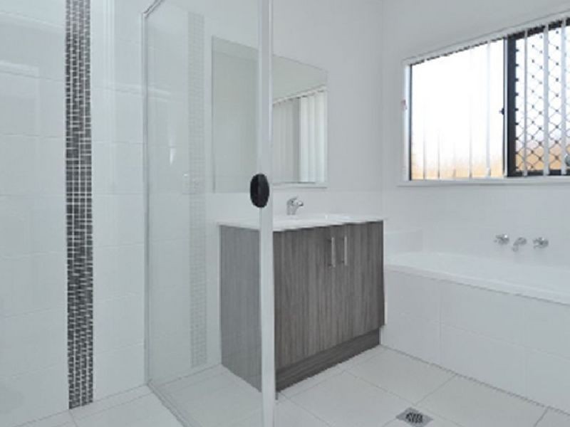 8 Greenlands Dr, Varsity Lakes QLD 4227