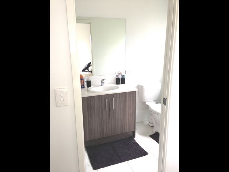 8 Greenlands Dr, Varsity Lakes QLD 4227