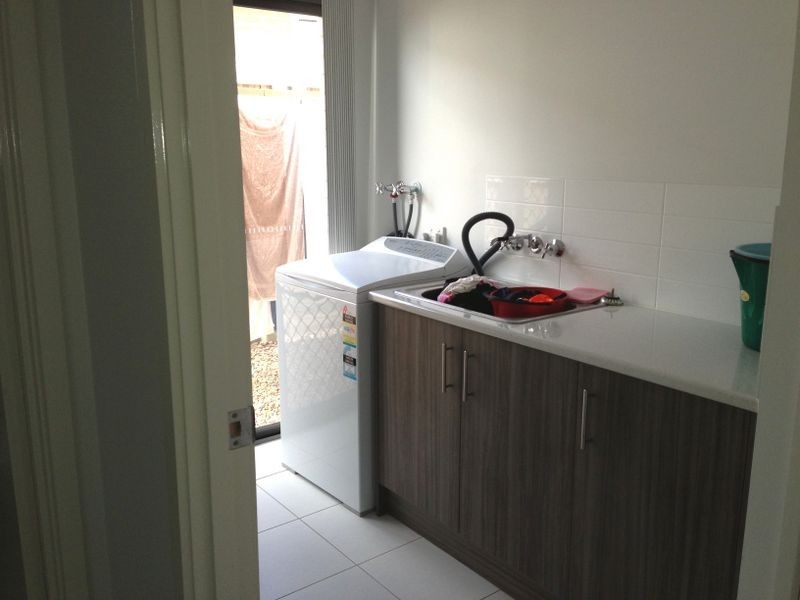 8 Greenlands Dr, Varsity Lakes QLD 4227