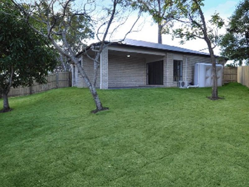 8 Greenlands Dr, Varsity Lakes QLD 4227