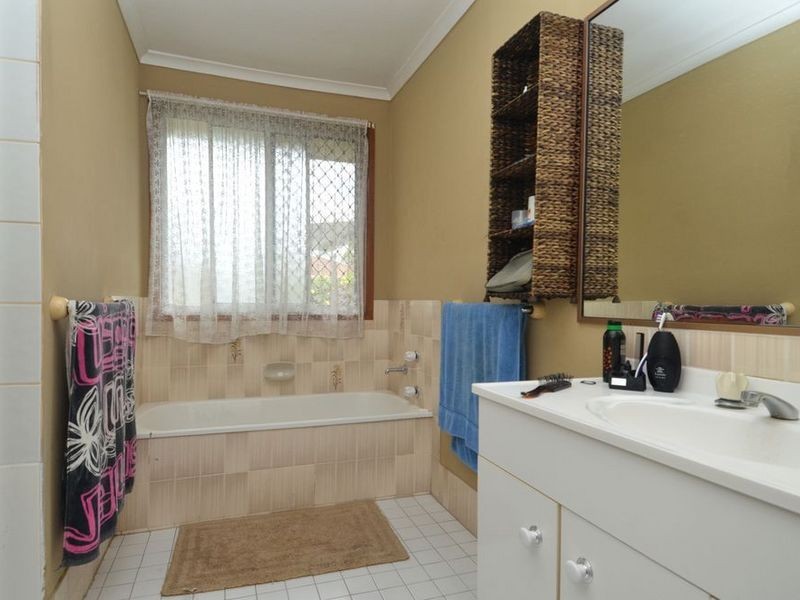 107 Hooker Blvd, Broadbeach Waters QLD 4218