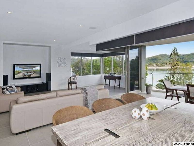 8 Murlong Cr, Palm Beach QLD 4221