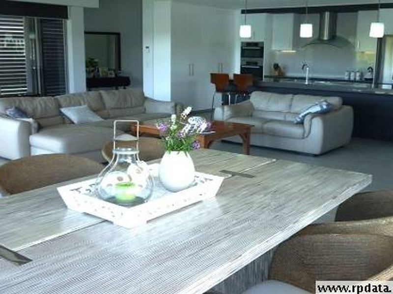 8 Murlong Cr, Palm Beach QLD 4221